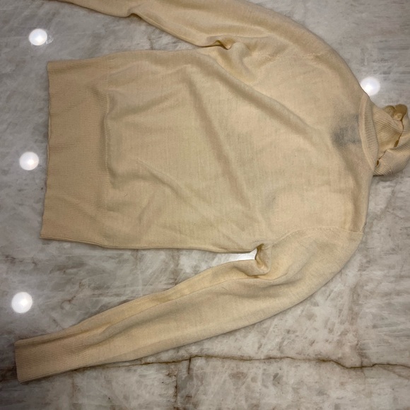 Beautiful 100% wool sweater with gorgeous flowers on the front - Picture 3 of 3